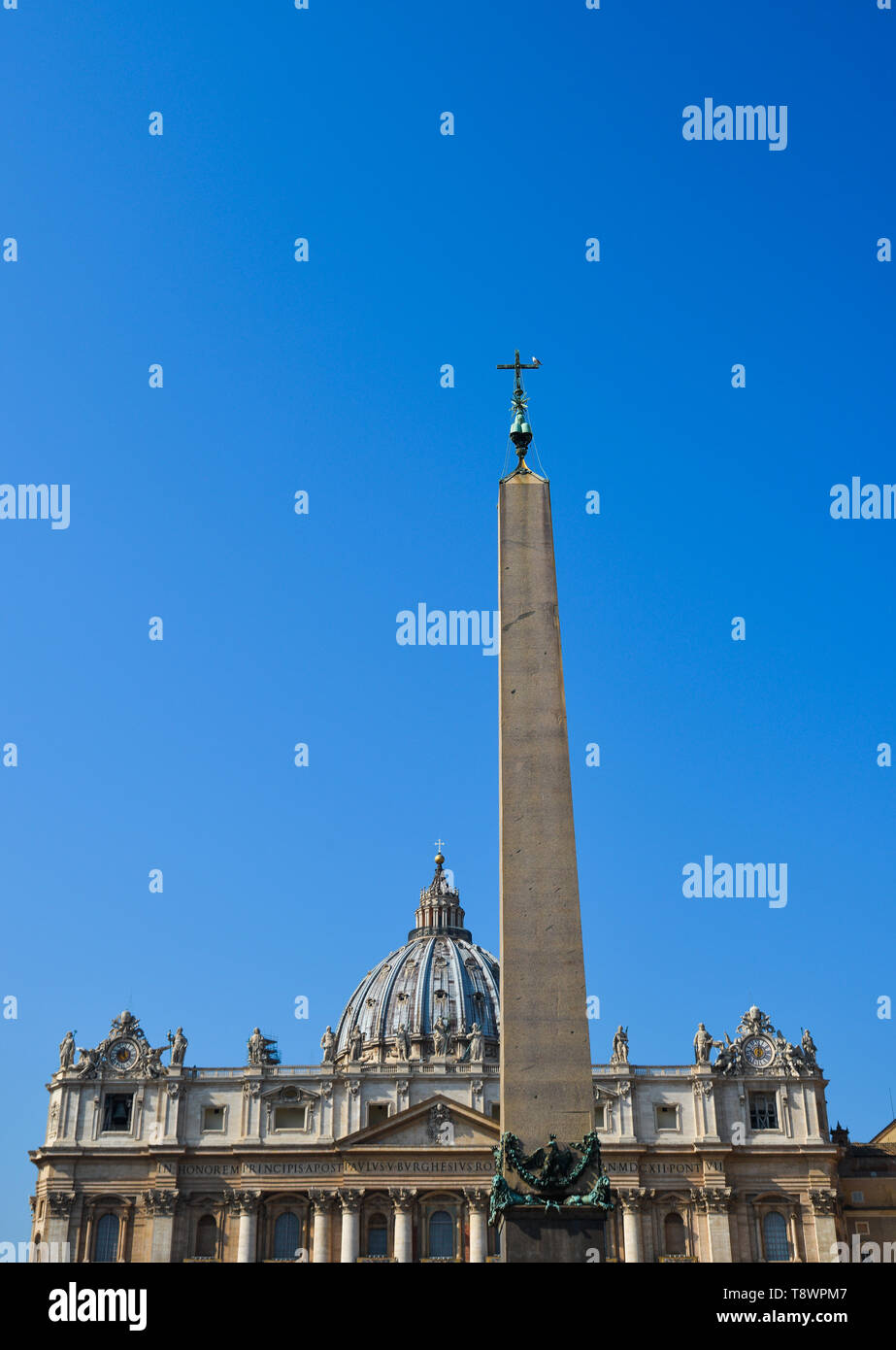 Antike Ägyptische Obelisk auf dem Petersplatz (Vatikanstadt). Stockfoto