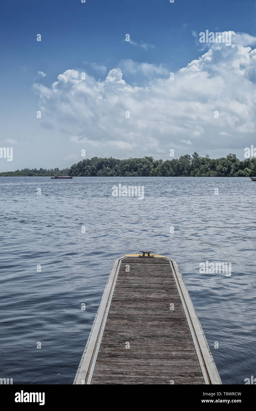 Panoramica des Rio, Zaire bei Soyo mit Ponton für Boote. Angola. Stockfoto