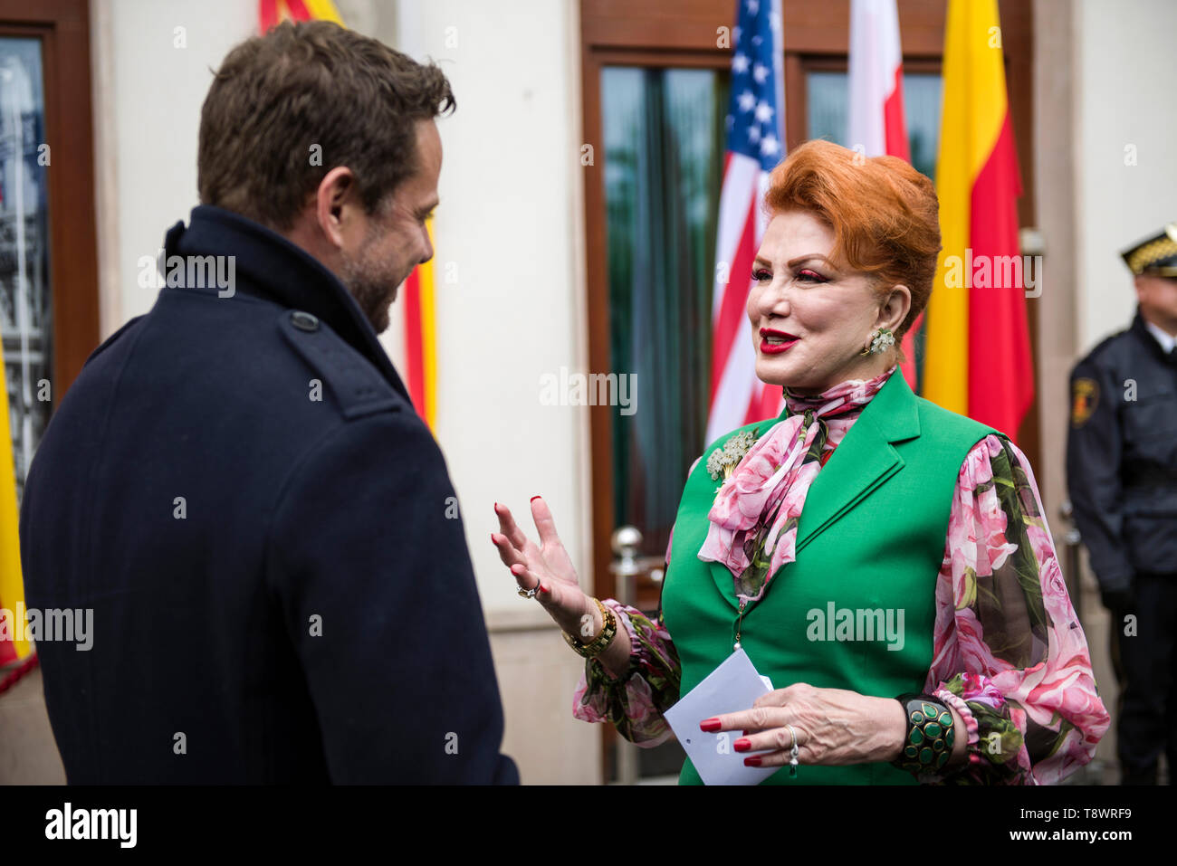 Bürgermeister von Warschau, Rafal Trzaskowski und Georgette Mosbacher, Botschafter der USA gesehen werden diskutiert vor der Zeremonie. Stockfoto