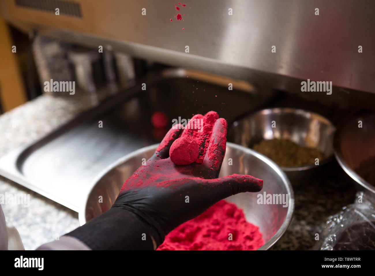Thema kochen Pralinen Trüffel. Close-up Hand jungen kaukasischen Frau und Mann Kochen mit Tattoo und in Uniform bereitet, macht Runde balltake der Süße Stockfoto
