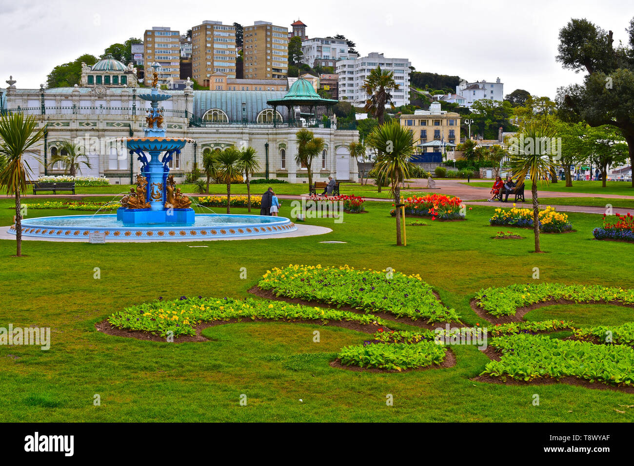 Die schönen und kunstvollen Brunnen in der Mitte des formalen Prinzessin Gärten an der Promenade von Torquay an der Englischen Riviera. Der Pavillon ist in der Stockfoto