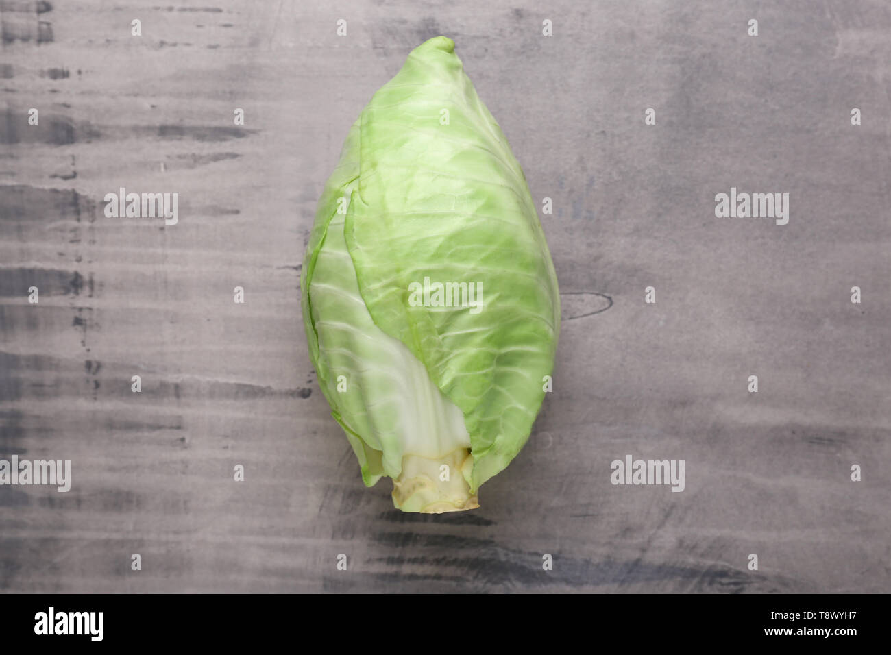 Frischem Spitzkohl auf grau Tabelle Stockfoto