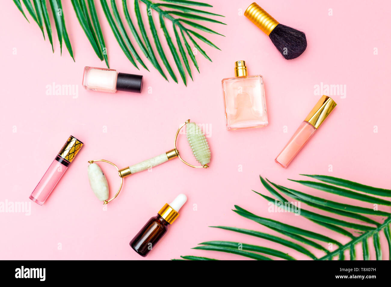 Gesicht Rollen- und Schönheitsbehandlung auf rosa Hintergrund. Flach Stockfoto