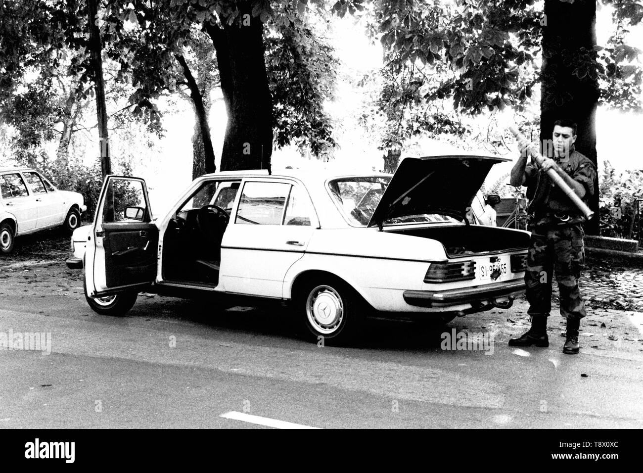 Ein Soldat aus der kroatischen Streitkräfte bereitet eine Trägerrakete von der Rückseite seines Autos, um zu versuchen, und schießen Sie einen Jugoslawischen Bundesarmee Hubschrauber außerhalb der Stadt Sisak während des Krieges dort in 1991. Bild von Adam Alexander Stockfoto