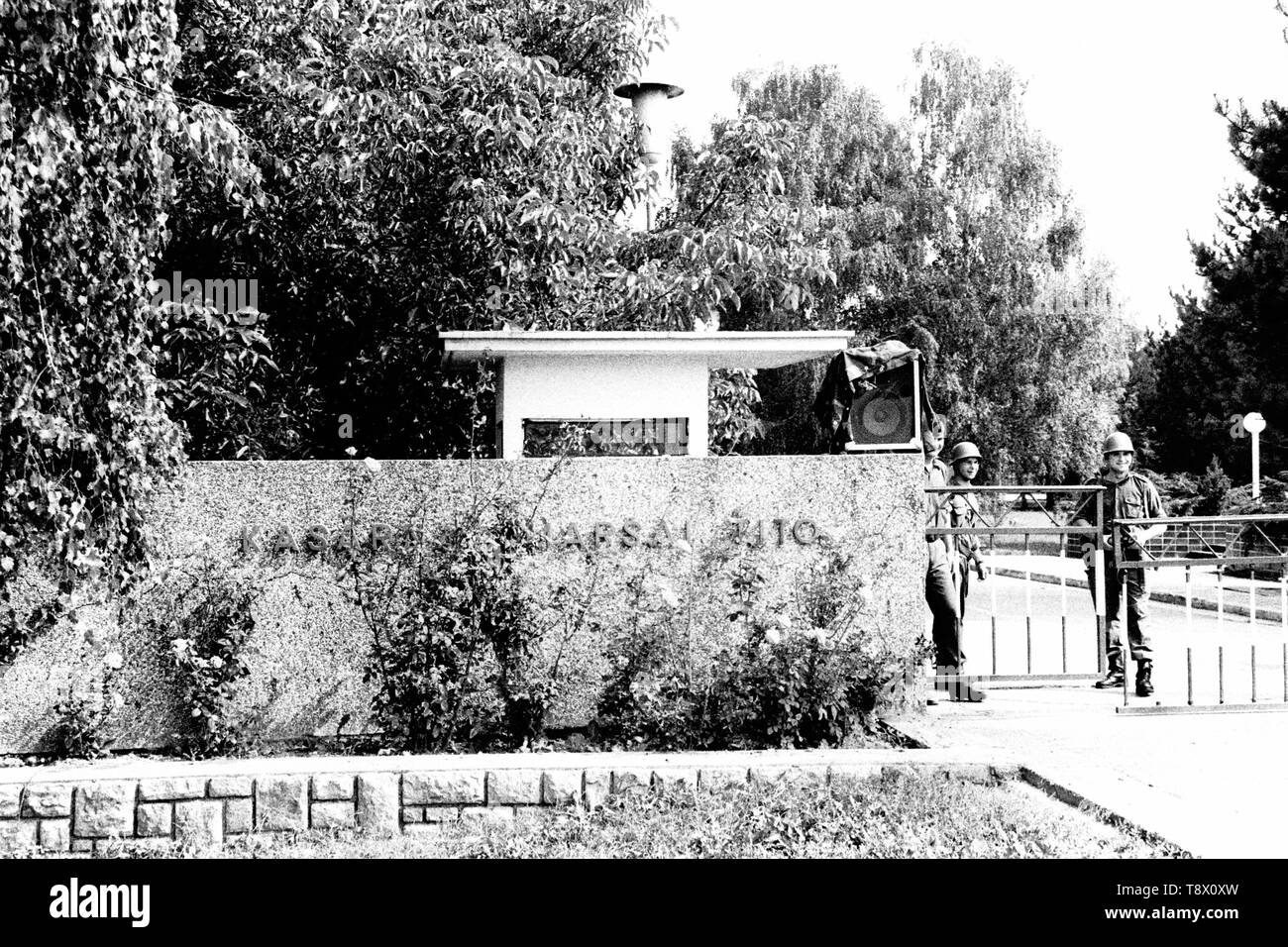 Jugoslawische Bundesarmee Soldaten in ihren (Marschall Tito) Kaserne eingeschlossen und durch kroatische Truppen in Zagreb umgeben während der Zerfall Jugoslawiens im Jahr 1991. Bild von Adam Alexander Stockfoto