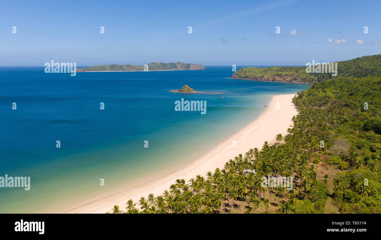 Wunderschöne Insel mit einer Lagune und einem weißen Strand. Marine mit den Inseln, bei klarem Wetter. Philippinen El Nido Luftaufnahme Nacpan Strand Stockfoto