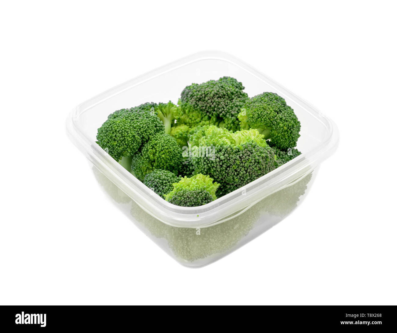 Kunststoffbehälter mit frischem Brokkoli für das Einfrieren auf weißem Hintergrund Stockfoto