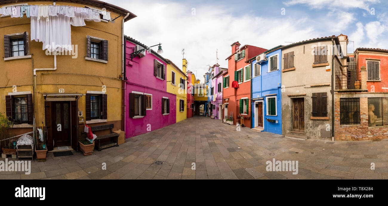 Panoramablick auf bunt bemalte Häuser auf der Insel Burano, Wäscheservice auf Waschanlagen gesetzt wird Stockfoto