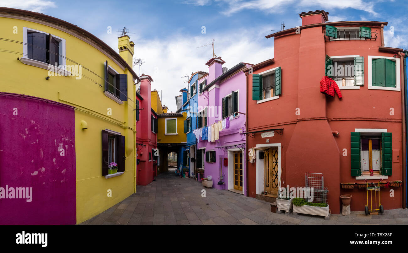 Panoramablick auf bunt bemalte Häuser auf der Insel Burano, Wäscheservice auf Waschanlagen gesetzt wird Stockfoto