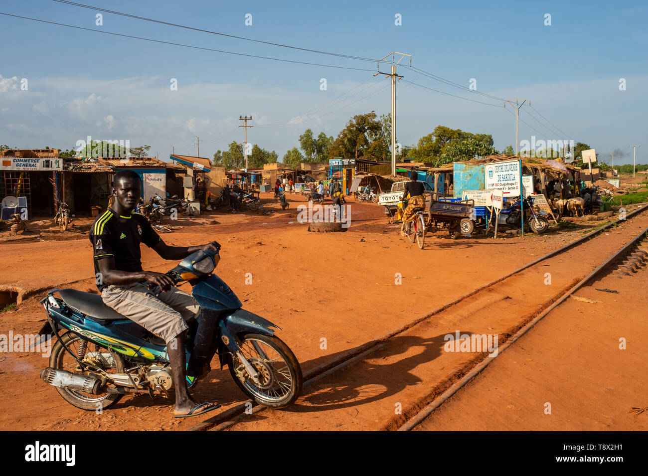 Die Menschen auf den Straßen von Ouagadougou, der Hauptstadt von Burkina Faso, eines der ärmsten Länder in Afrika Stockfoto