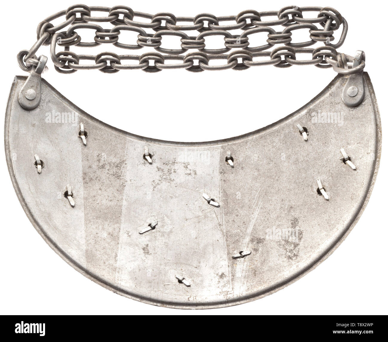 Ein gorget Modell 1936 für RAD Patrol Service für patrouillenführer einen halbmondförmigen, poliertem Aluminium Schild mit Pin-angebracht Aluminium appliqué: Bandeau treifendienst" mit dekorativen Wimpel, unter dem sich das RAD-Emblem. Ohne Liner, komplett mit Aluminium Kette. historischen, historische, 20. Jahrhundert, Additional-Rights - Clearance-Info - Not-Available Stockfoto