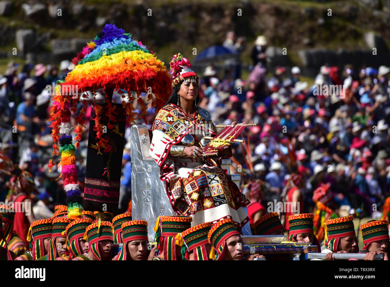 CUSCO, PERU - 15. Juni 2017. Leistung während der Feierlichkeiten zum Inti Raymi Fest in der Sachasayhuaman Ruinen. Stockfoto
