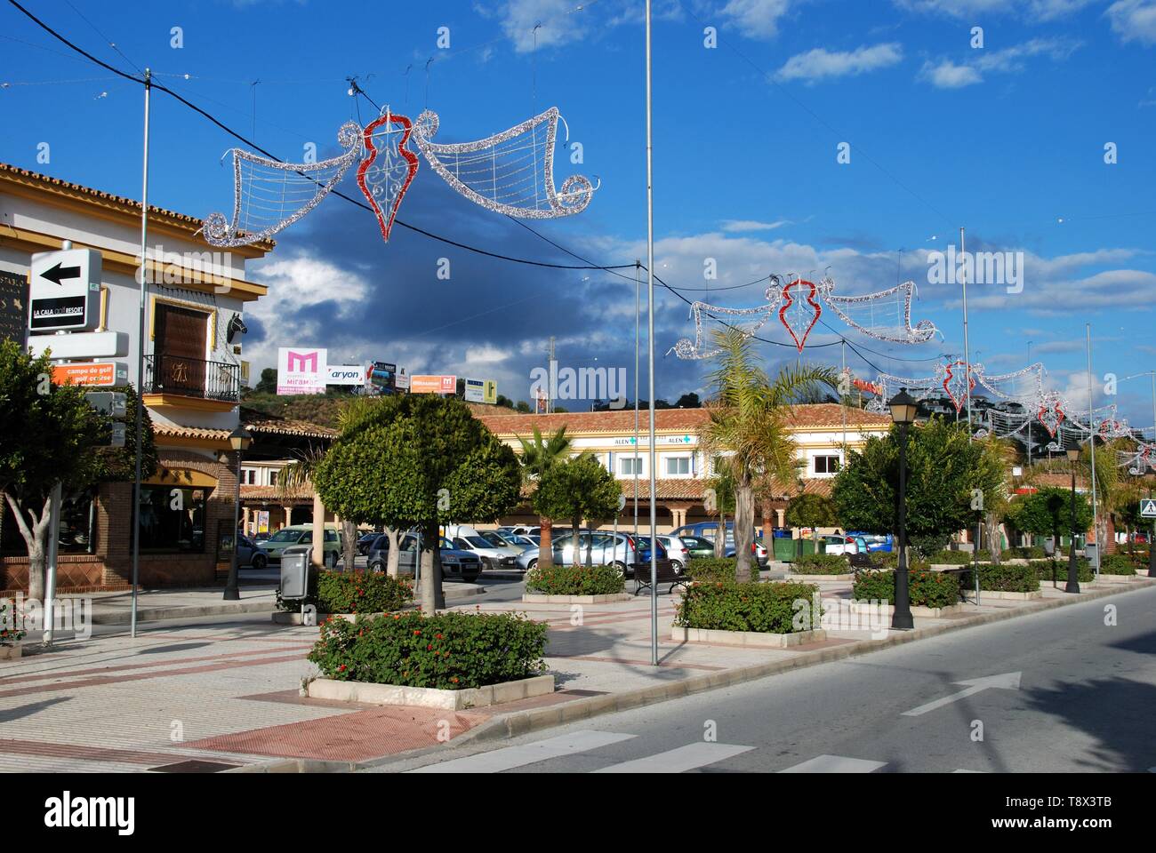 Weihnachten Straße Dekoration im Zentrum der Stadt während der Tageszeit, La Cala de Mijas, Costa del Sol, Spanien. Stockfoto