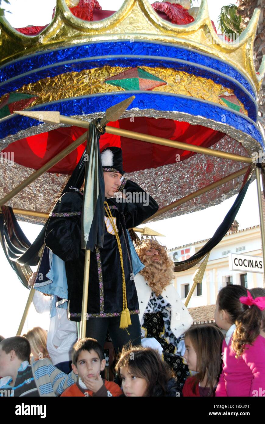 LA CALA de Mijas, Spanien - 5. JANUAR 2009 - Drei Könige Parade mit Gaspar in seinem Wagen sitzen, La Cala de Mijas, Costa del Sol, Provinz Malaga, Stockfoto