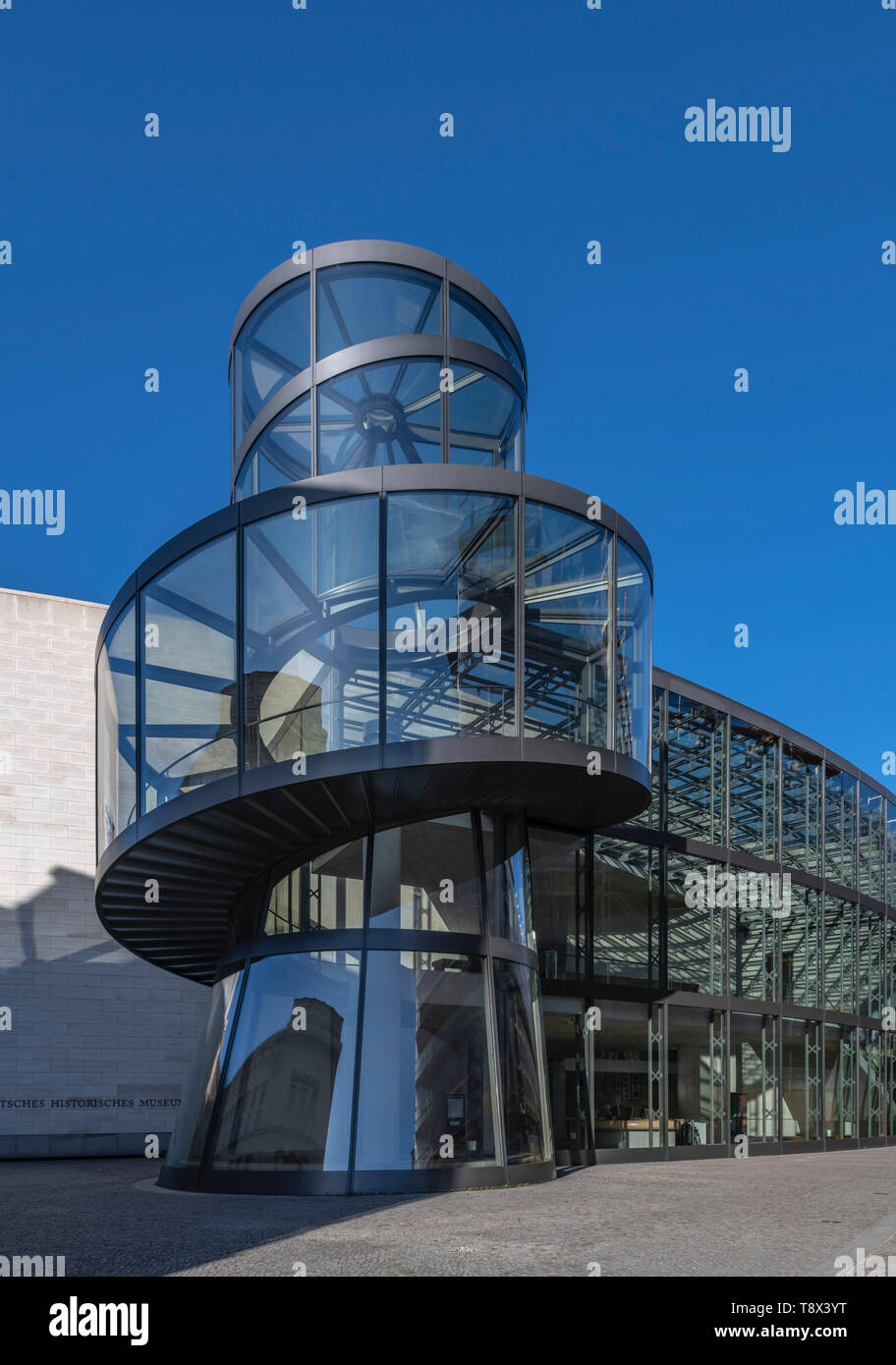 Die neuen gewölbten Eingang und Glas Wendeltreppe des Deutschen Historischen Museums Verlängerung, im Jahr 2003 eröffnet. Entworfen vom Architekten I.M. Pei. Stockfoto