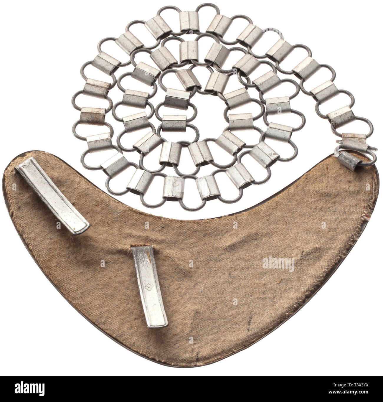 Ein gorget'' Feldgendarmerie der Wehrmacht Silber lackiertem Eisen mit PIN-Schild angebracht grau Bandeau "Feldgendarmerie', die Inschrift, die nationalen Adler und Schaltflächen in den Ecken in leuchtenden Farbe hervorgehoben. Bettwäsche Liner. Die verhaftung Verschluss mit in-struck Logo "Maker's', Bügeleisen Kette. Nicht verwendete, mit Speicherung markiert. historischen, historische, 20. Jahrhundert, Editorial-Use - Nur Stockfoto