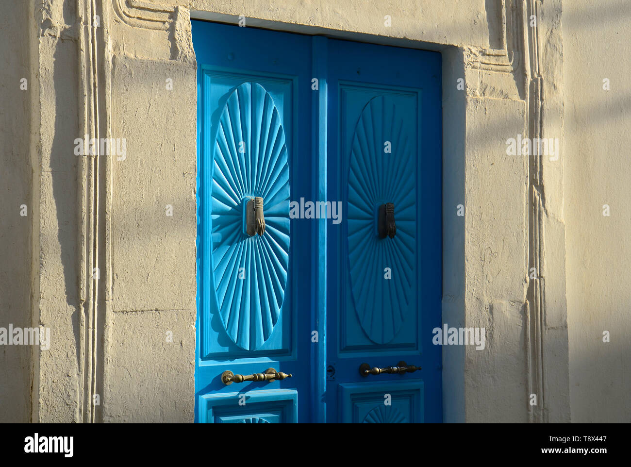 Nahaufnahme einer traditionellen blauen tunesischen Tür mit Schatten. Mahdia, Tunesien Stockfoto