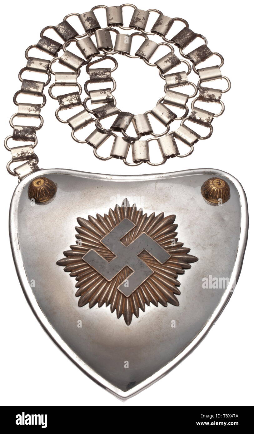 Ein gorget für Fahnenträger des Reiches Air Defence League (RLB) 2. Modell der Maker' Aurich Dresden' Herzförmigen, glänzend vernickelt Schild, die Pin-angebracht versilbert RLB Star mit schwarzem emailliertem Hakenkreuz, vergoldeten Ecke Rosetten. Grünen Filz Liner, verhaften Verschluss mit der gestanzten Teekocher logo, vernickeltes Bügeleisen Kette (Flugrost). Selten. historischen, historische, 20. Jahrhundert, Additional-Rights - Clearance-Info - Not-Available Stockfoto