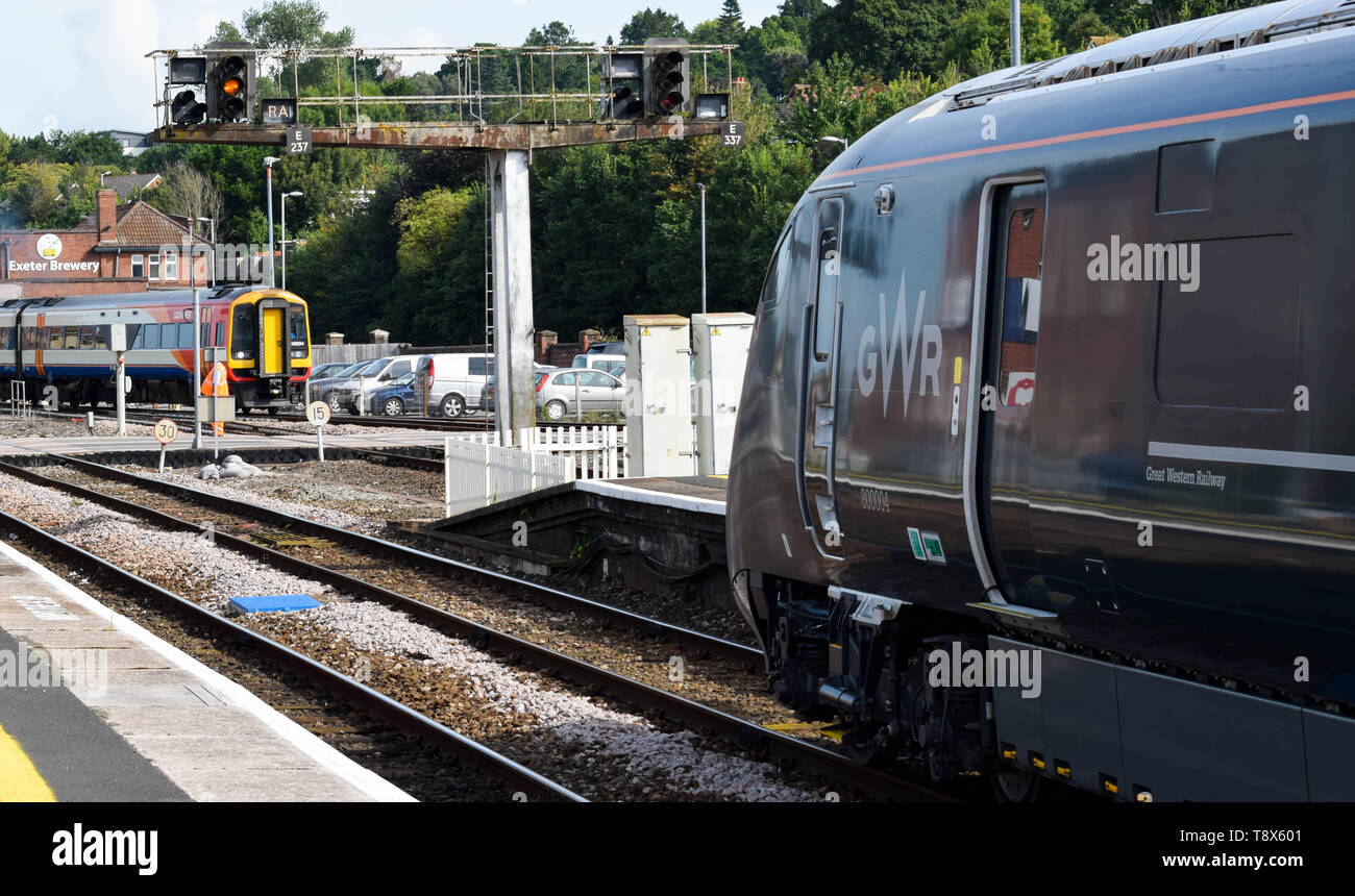 Eine Klasse 800 IET Service erwartet Exeter St Davids Station auf einem zur Londoner Paddington im Sommer 2017 zu verlassen. Stockfoto