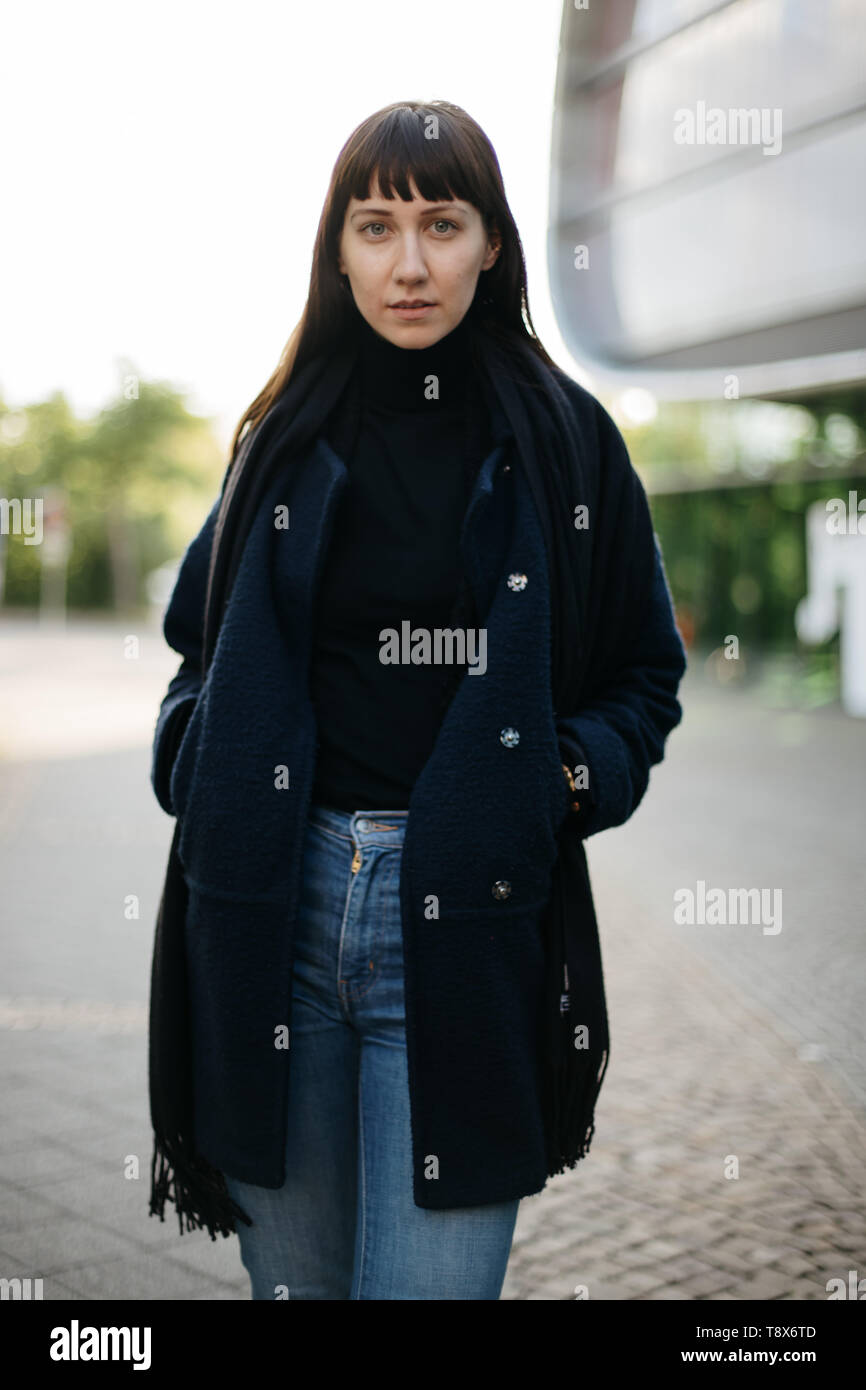 Portrait von brünette Frau mit Händen in den Taschen von ihren Mantel Stockfoto