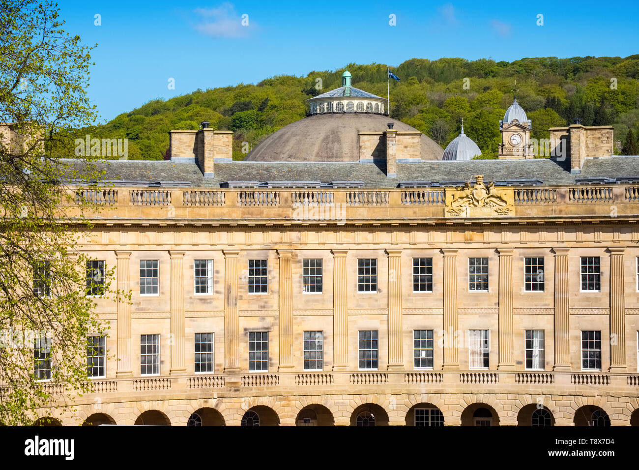 Buxton, Derbyshire. Architektur des Derbyshire Kurort einschließlich der Halbmond und der Devonshire Kuppel Stockfoto