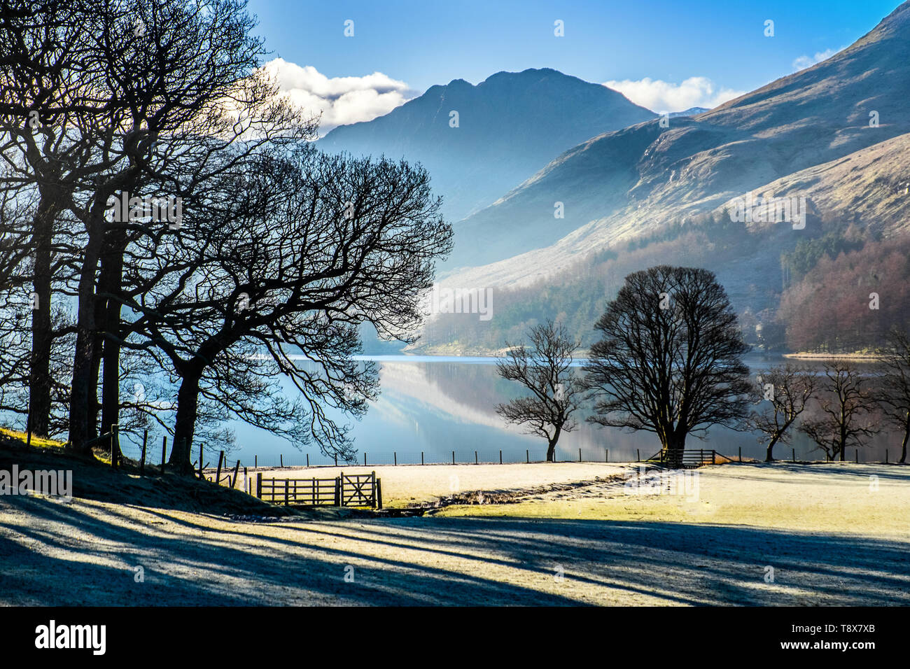 Seen und Hügeln an einem Wintermorgen, Buttermere im Nationalpark Lake District, Cumbria, Großbritannien Stockfoto