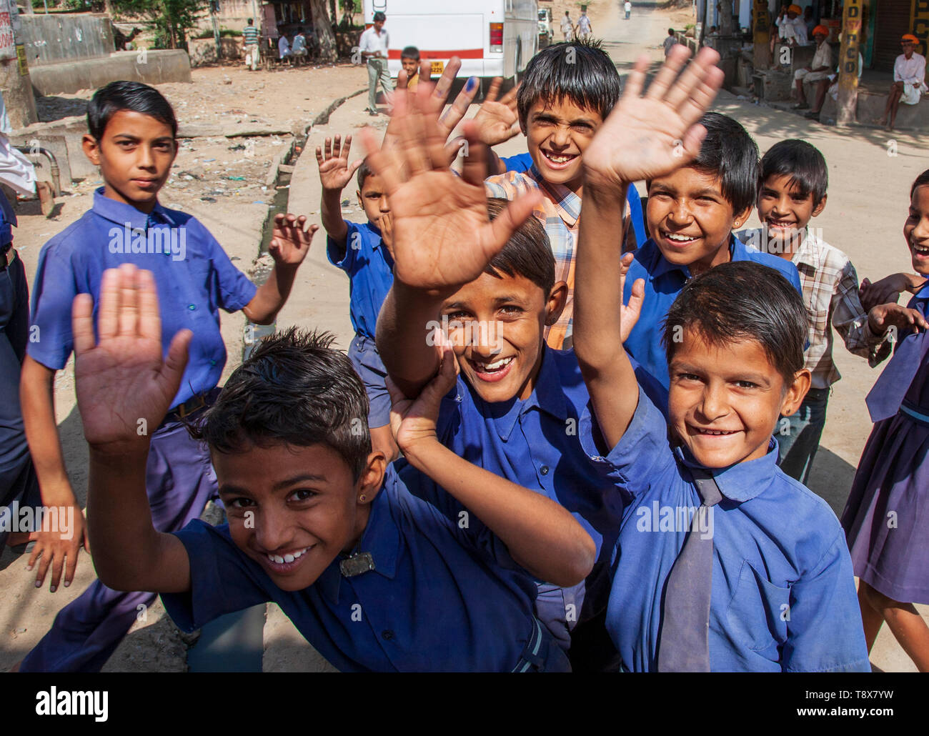 Indian School Kinder lachen und winken in einem indischen Dorf, Rajasthan, Indien Stockfoto