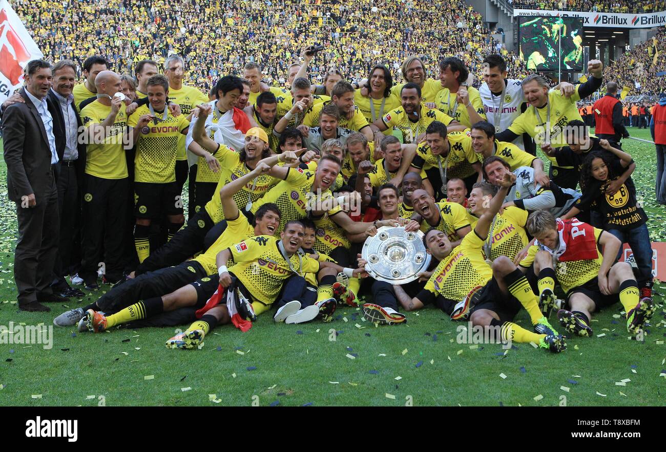 Dortmund, Deutschland. 20. Mai 2011. firo Fuvuball, Fußball, 14.05.2011  1.Bundesliga, Saison 2010/2011 BVB Borussia Dortmund - Eintracht Frankfurt  3:1 Deutscher Meister 2011 Preisverleihung team Foto team Foto  Preisverleihung BVB-Jubel Meisterschaft cup