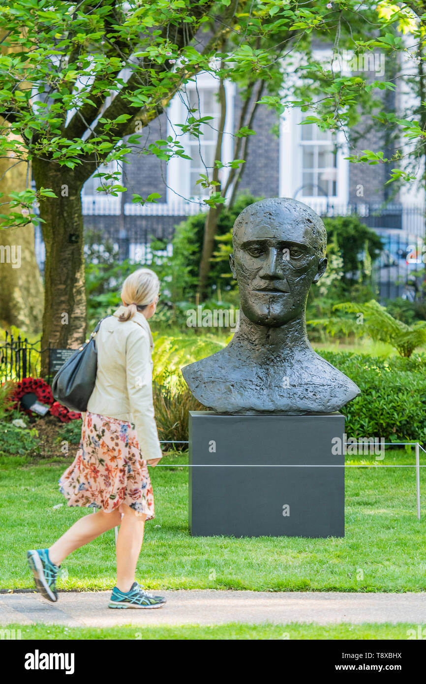 London, Großbritannien. 15 Mai, 2019. Dame Elizabeth Frink, In Memoriam I, 1981, est £ 200-300.000 - Christie's Skulptur auf dem Platz, mit Blick auf die Öffentlichkeit vom 15. Mai bis 17. Juni 2019. Die Ausstellung zeigt Werke, die in der Moderne Britische Kunst Abend Verkauf am 17. Juni 2019 angeboten werden. Christie's Skulptur auf dem Platz, mit Blick auf die Öffentlichkeit vom 15. Mai bis 17. Juni 2019. Credit: Guy Bell/Alamy leben Nachrichten Stockfoto