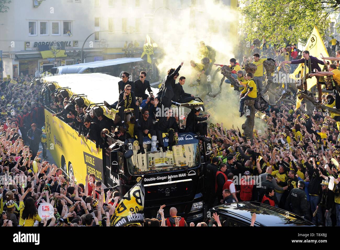 Dortmund Deutschland 13 Mai 2012 Firo Fussball Fussball 13 05 2012 Saison 2011 2012 Motorcade Korso Das Von Der Stadt Dortmund Dfb Pokal Sieger 2012 Deutscher Meister 2012 Bvb Borussia Dortmund Bvb 09 Borsigplatz Motorcade 2012