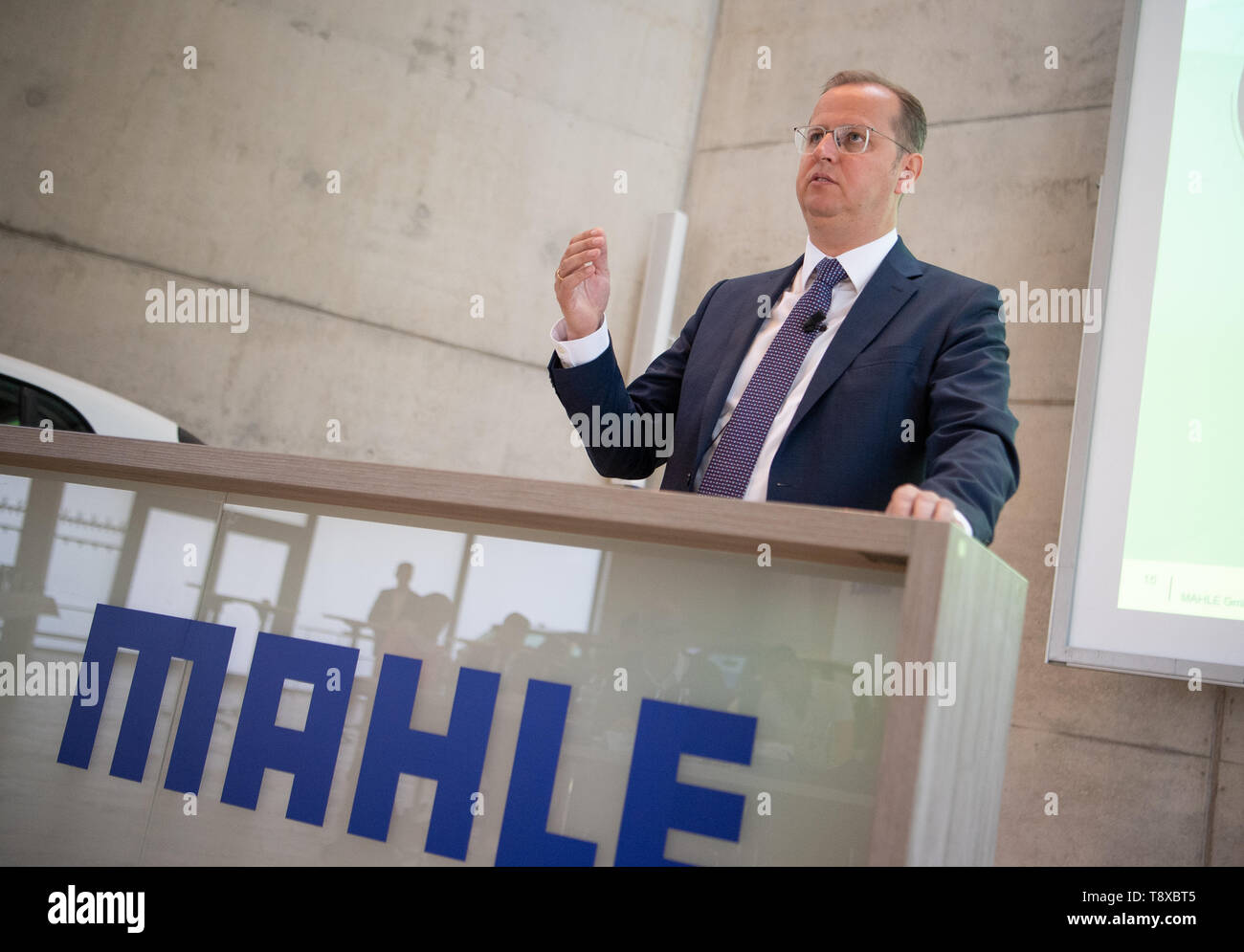 Stuttgart, Deutschland. 13. Mai, 2019. Michael Frick, Mitglied der Geschäftsführung der Mahle GmbH, spricht auf der Bilanzpressekonferenz der Automobilzulieferer Mahle. Sinkende Marktanteile für Diesel- und die globale Unsicherheit durch schwelende Handel Konflikte verursacht werden, wodurch Mahle Probleme. Credit: Fabian Sommer/dpa/Alamy leben Nachrichten Stockfoto