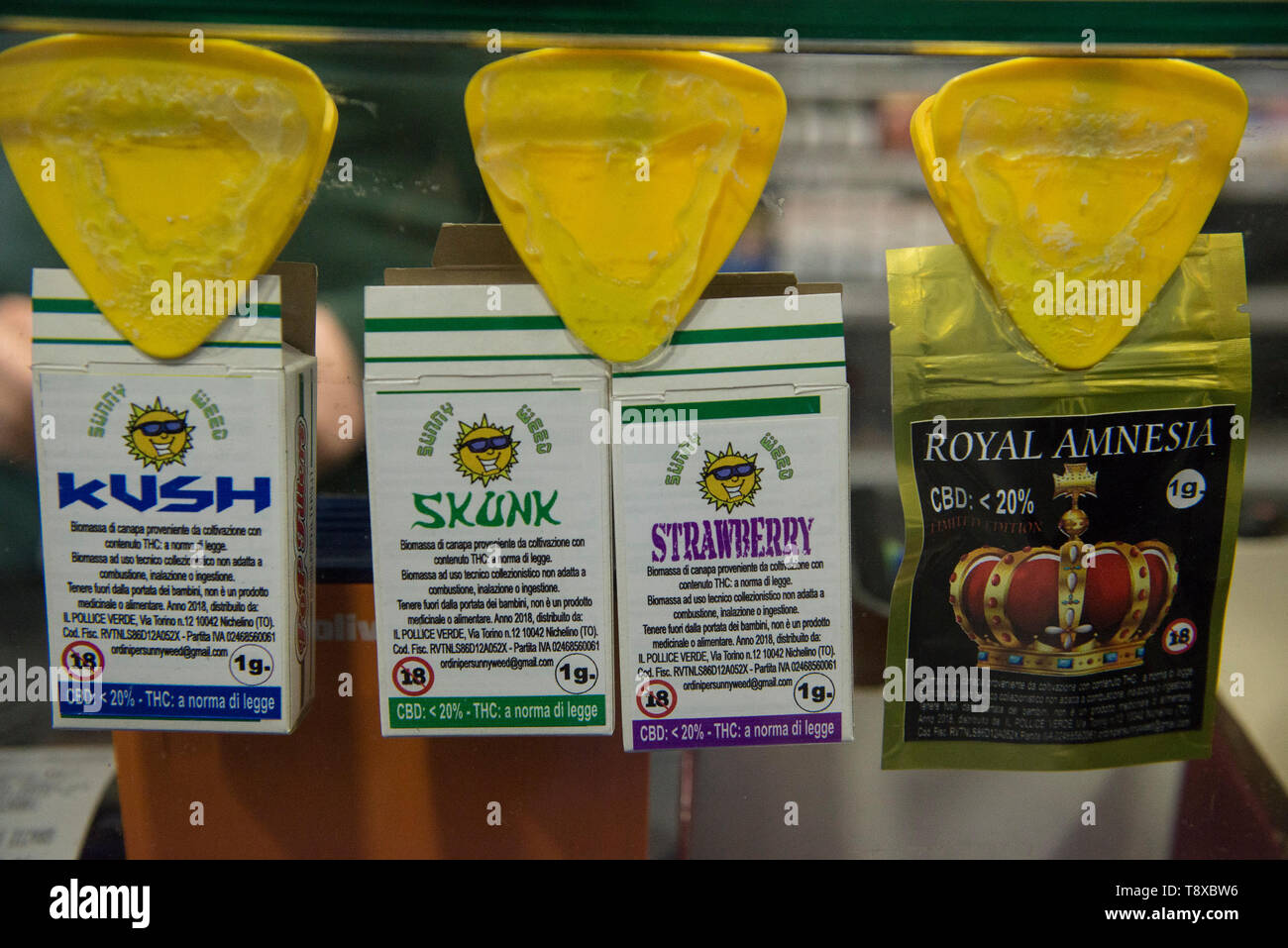 Mai 13, 2019 - Turin, Piemont, Italien - Turin, Italy-May 13, 2019: Legal Cannabis für den Verkauf in einem Tabakladen. Marihuana ist eine psychoaktive Substanz, die aus den getrockneten Blütenstände der weiblichen Hanf Pflanzen gewonnen wird. Die Delta-9-Tetrahydrocannabinol, genannt THC ist in allen Hanfsorten enthalten, eine Substanz, macht die Anlage in vielen Ländern illegal. Es gibt Sorten, die legal angebaut werden kann, für die die Grenzwerte dieser Inhalt gesetzlich festgelegt ist. In Italien ist der Verkauf von Legal Cannabis legalisiert wurde, aber in den letzten Tagen Matteo Salvini der italienische Innenminister will Stockfoto