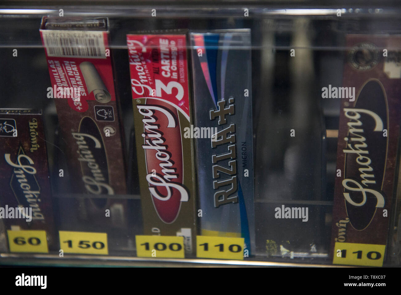 Mai 13, 2019 - Turin, Piemont, Italien - Turin, Italy-May 13, 2019: Legal Cannabis für den Verkauf in einem Tabakladen. Marihuana ist eine psychoaktive Substanz, die aus den getrockneten Blütenstände der weiblichen Hanf Pflanzen gewonnen wird. Die Delta-9-Tetrahydrocannabinol, genannt THC ist in allen Hanfsorten enthalten, eine Substanz, macht die Anlage in vielen Ländern illegal. Es gibt Sorten, die legal angebaut werden kann, für die die Grenzwerte dieser Inhalt gesetzlich festgelegt ist. In Italien ist der Verkauf von Legal Cannabis legalisiert wurde, aber in den letzten Tagen Matteo Salvini der italienische Innenminister will Stockfoto