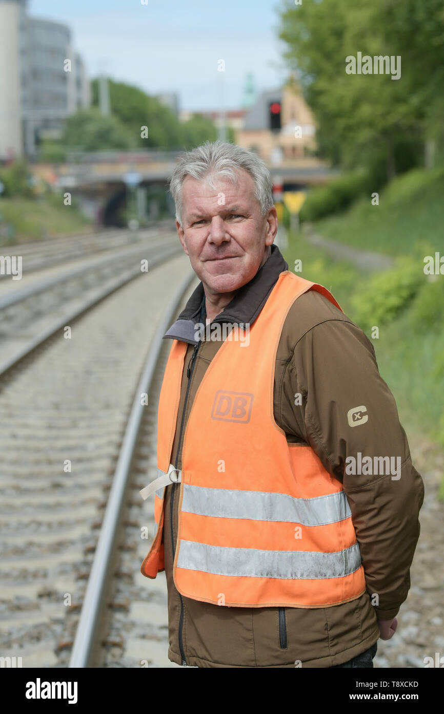 Berlin, Deutschland. 15 Mai, 2019. Ulrich Burkhardt, Projektleiter der  Deutschen Bahn, steht während der Bauarbeiten auf der östlichen Berliner S-Bahn  Ring zwischen Greifswalder Straße und Prenzlauer Allee. Seit 8. April 2019,  die