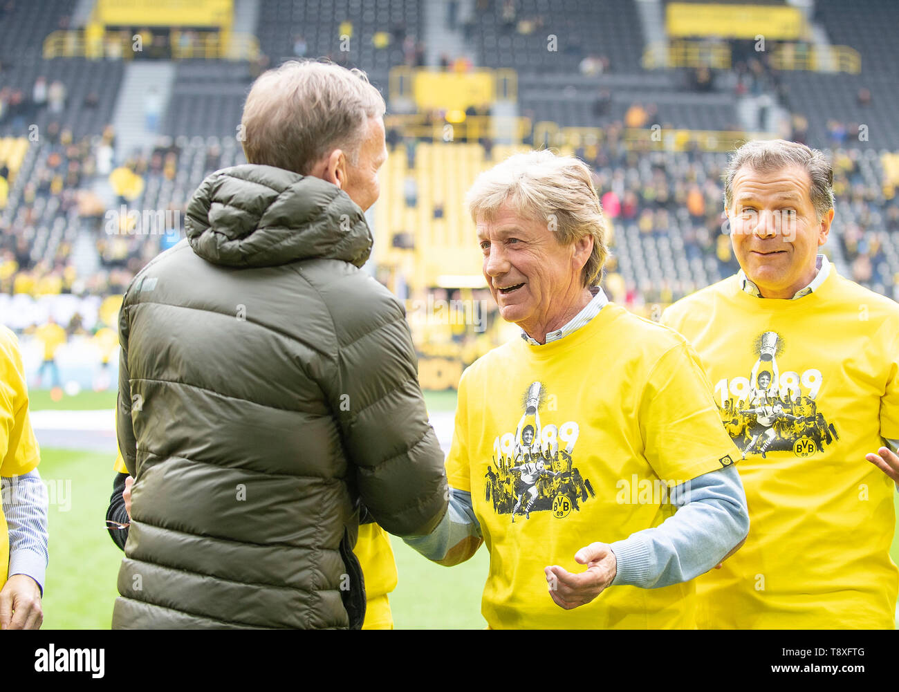 Die DO-Cup Gewinner Team von 1989, Hans-Joachim Watzke (Vorsitzender der Geschäftsführung) gratuliert Frank MILL r. Fussball 1. Fussballbundesliga, 33. Spieltag, Borussia Dortmund (DO) - Fortuna Düsseldorf (D) 3:2, am 11.05.2019 in Dortmund/Deutschland. ##DFL-Bestimmungen verbieten die Verwendung von Fotografien als Bildsequenzen und/oder quasi-Video## € | Nutzung weltweit Stockfoto