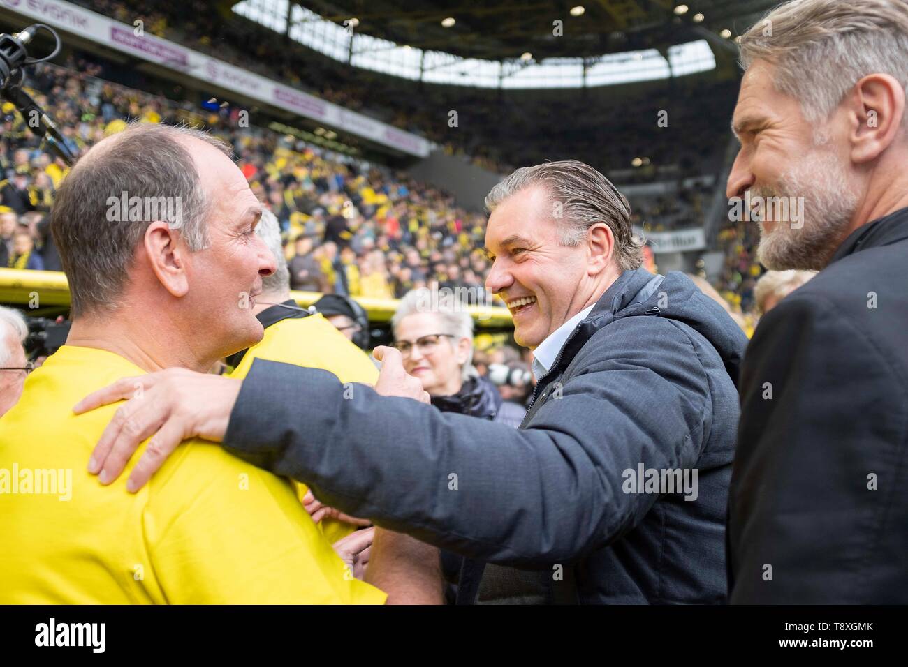Dortmund, Deutschland. 12. Mai 2019. Die DO-Cup Gewinner Team von 1989, Michael ZORC r. (Sportdirektor) mit Günter BREITZKE (Gv n Nter) l. Fussball 1. Fussballbundesliga, 33. Spieltag, Borussia Dortmund (DO) - Fortuna Düsseldorf (D) 3:2, am 11.05.2019 in Dortmund/Deutschland. ##DFL-Bestimmungen verbieten die Verwendung von Fotografien als Bildsequenzen und/oder quasi-Video## € | Nutzung der weltweiten Kredit: dpa/Alamy leben Nachrichten Stockfoto