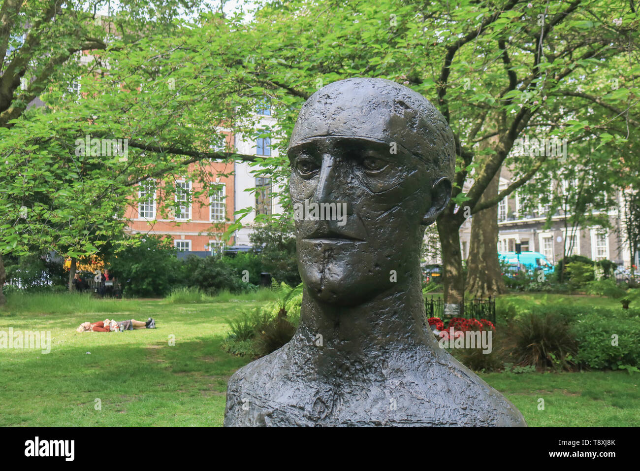 St James's Square, London, UK. 15. Mai 2019. Bild: Dame Elizabeth Frink, In Memoriam I, 1981, 200-300, 000 est £. Eine Ausstellung von Skulptur öffnet auf die öffentliche Ansicht vom 15. Mai bis 17. Juni 2019. Die ausgestellten Werke, Barbara Hepworth und Henry Moore & Barry Flanagan, wird zum Verkauf bei Christie's moderne britische Kunst Abend Verkauf angeboten am 17. Juni Credit: Amer ghazzal/Alamy leben Nachrichten Stockfoto