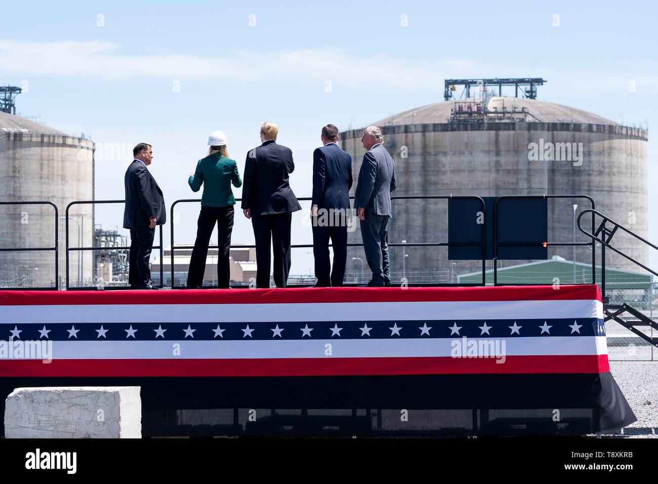 Us-Präsident Donald Trump hört, Chief Operating Officer von Sempra LNG, Lisa Glatch, Links, während einer Tour durch ihr neues LNG-Terminal Exportieren 14. Mai 2019 in Hackberry, Louisiana. Stockfoto