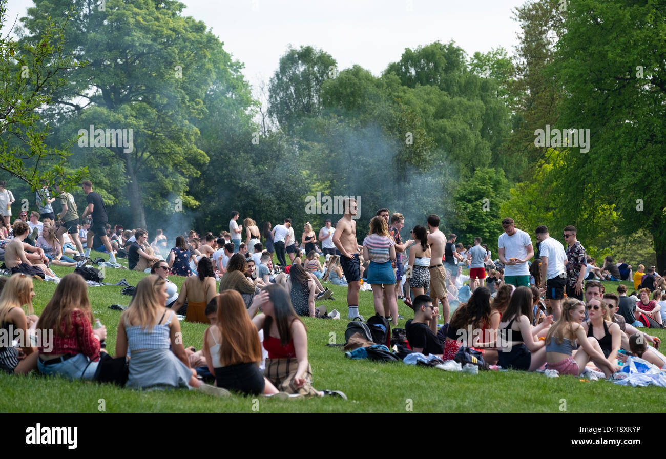 Glasgow, Schottland, Großbritannien. 15 Mai, 2019. Warme, sonnige Wetter in die Stadt brachte Hunderte von jungen Sonnenhungrige zu Kelvingrove Park in der Stadt West End. Credit: Iain Masterton/Alamy leben Nachrichten Stockfoto