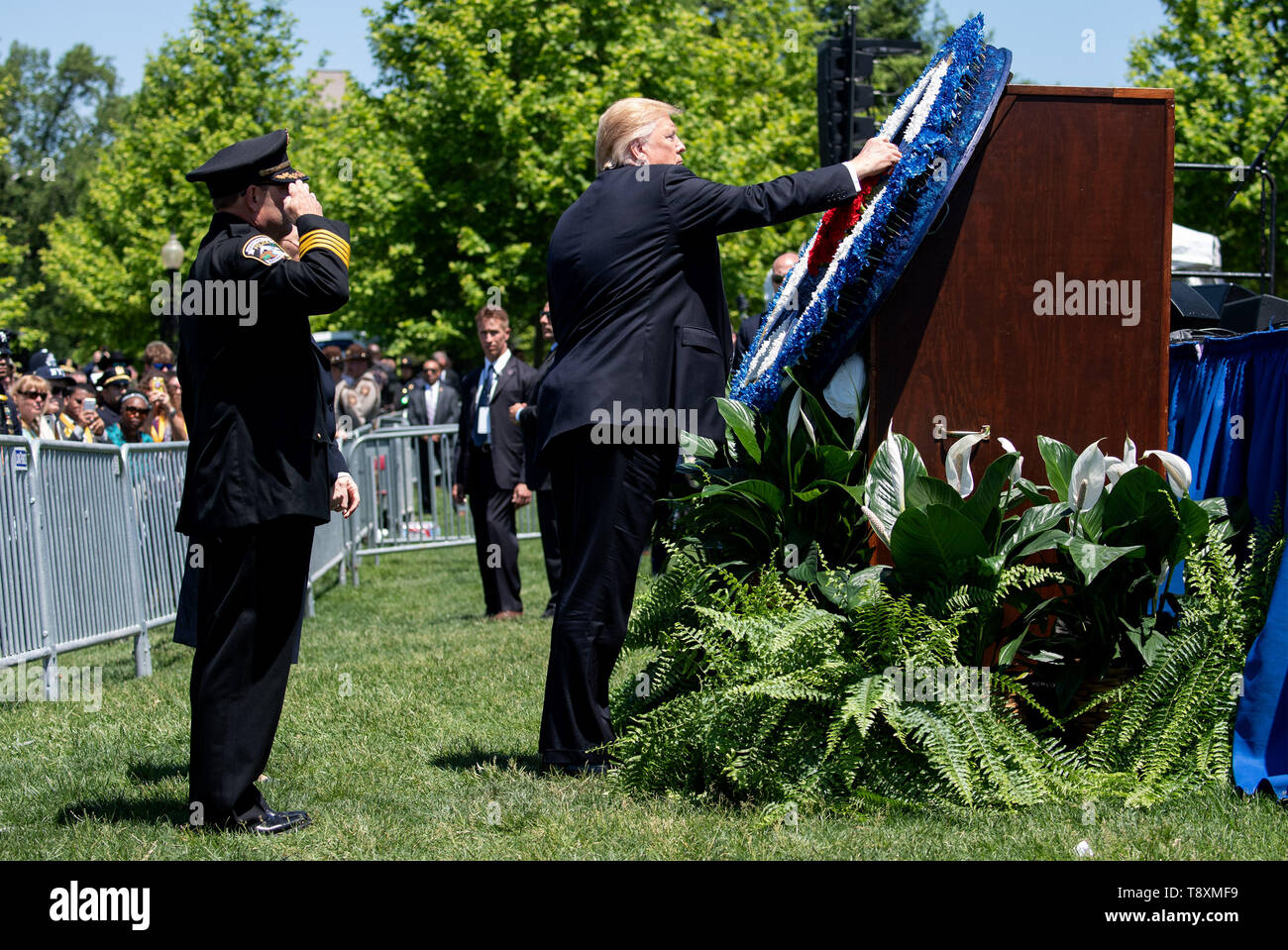 Washington, District of Columbia, USA. 15 Mai, 2019. Präsidenten der Vereinigten Staaten Donald J. Trumpf Orte eine Blume auf einem kraenzen während des 38. jährlichen nationalen Frieden Offiziere' Memorial Service, auf den US-Kapitol in Washington, DC am 15. Mai 2019. Credit: Kevin Dietsch/Pool über CNP Credit: Kevin Dietsch/CNP/ZUMA Draht/Alamy leben Nachrichten Stockfoto