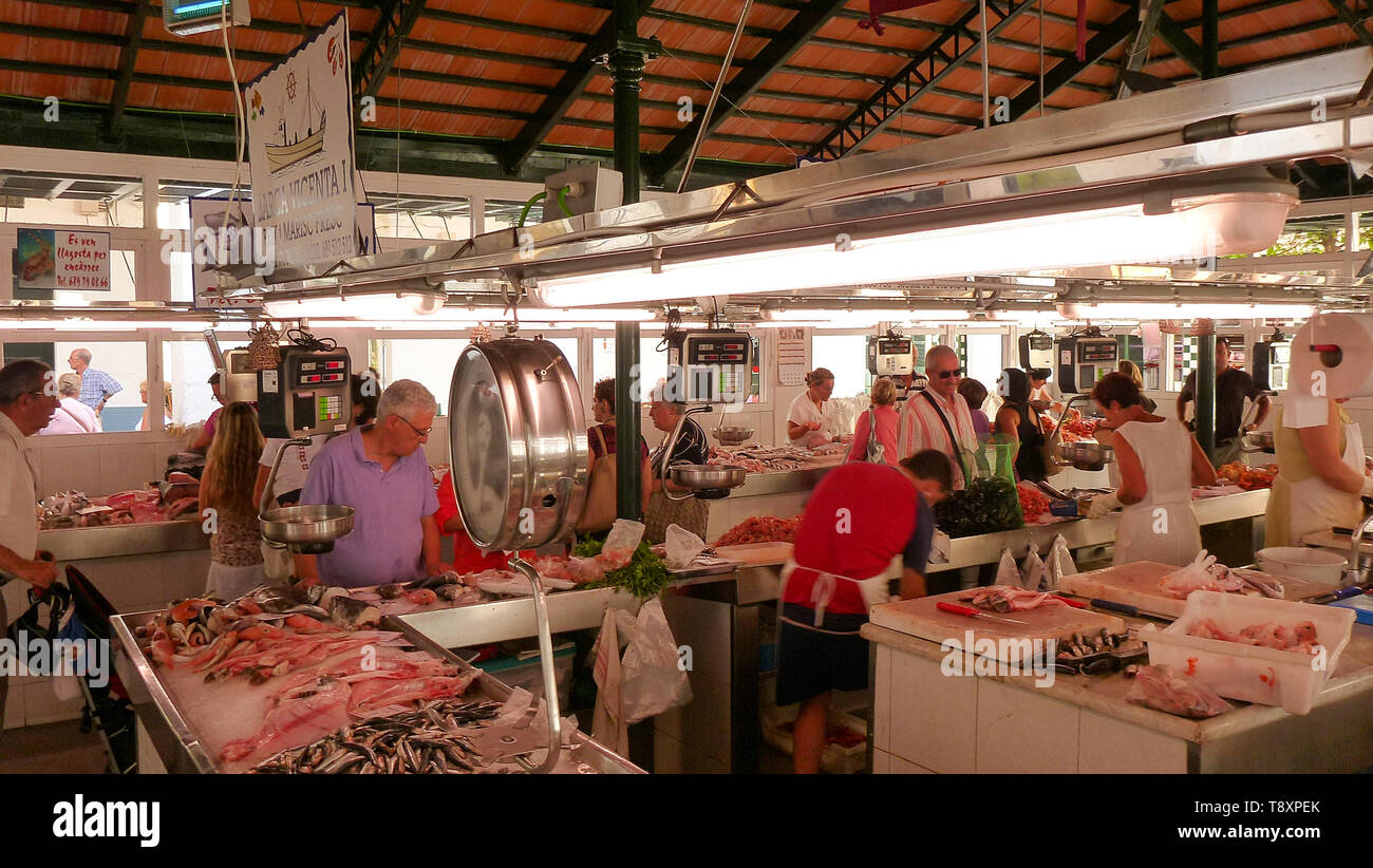Blick auf den Fischmarkt in Ciutadella de Menorca, mit verschiedenen bunten Fisch, der für den Verkauf in den Vordergrund und touristische Kunden Stockfoto