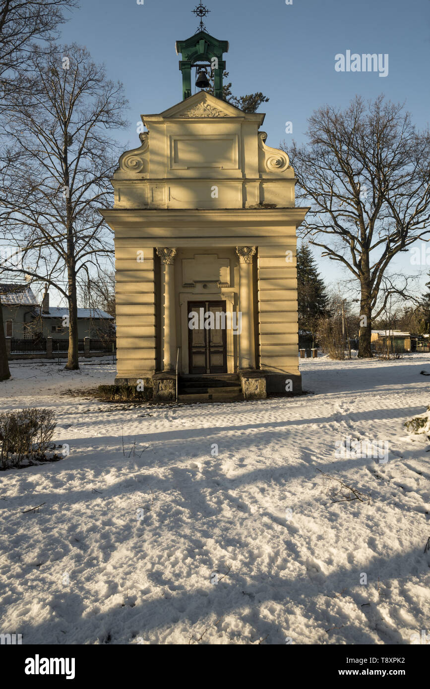 Kaple sv. Anny Kapelle in einem Teil der Stadt namens Darkov Karvina in der Tschechischen Republik während schönen Wintertag mit Schnee und klarer Himmel Stockfoto