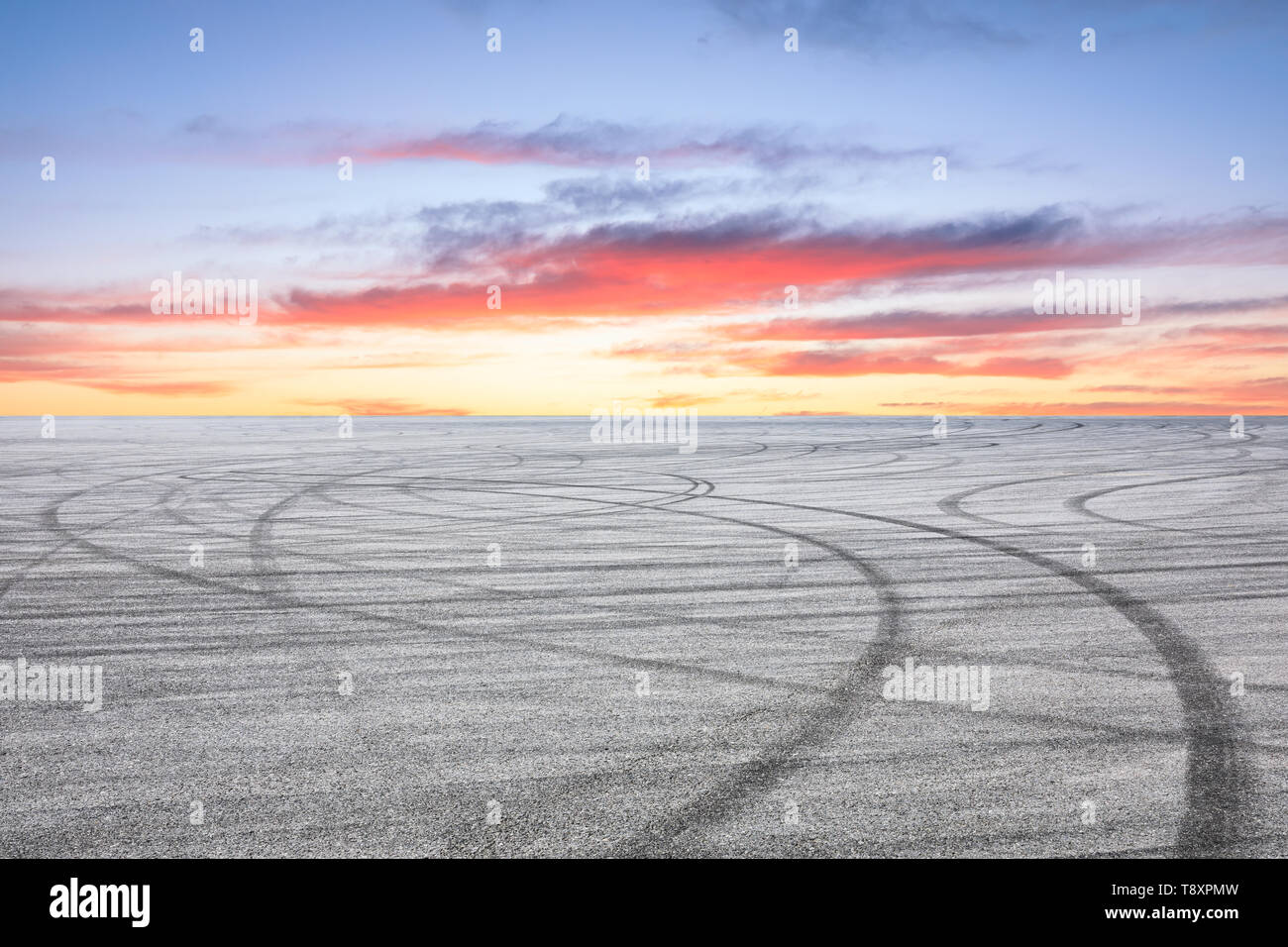 Asphalt Rennstrecke Boden und schönen Himmel Wolken bei Sonnenaufgang Stockfoto
