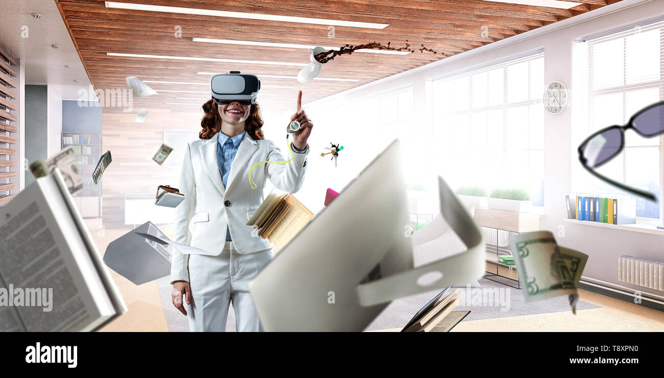 Junge weibliche in der virtuellen Realität. Mixed Media Stockfoto