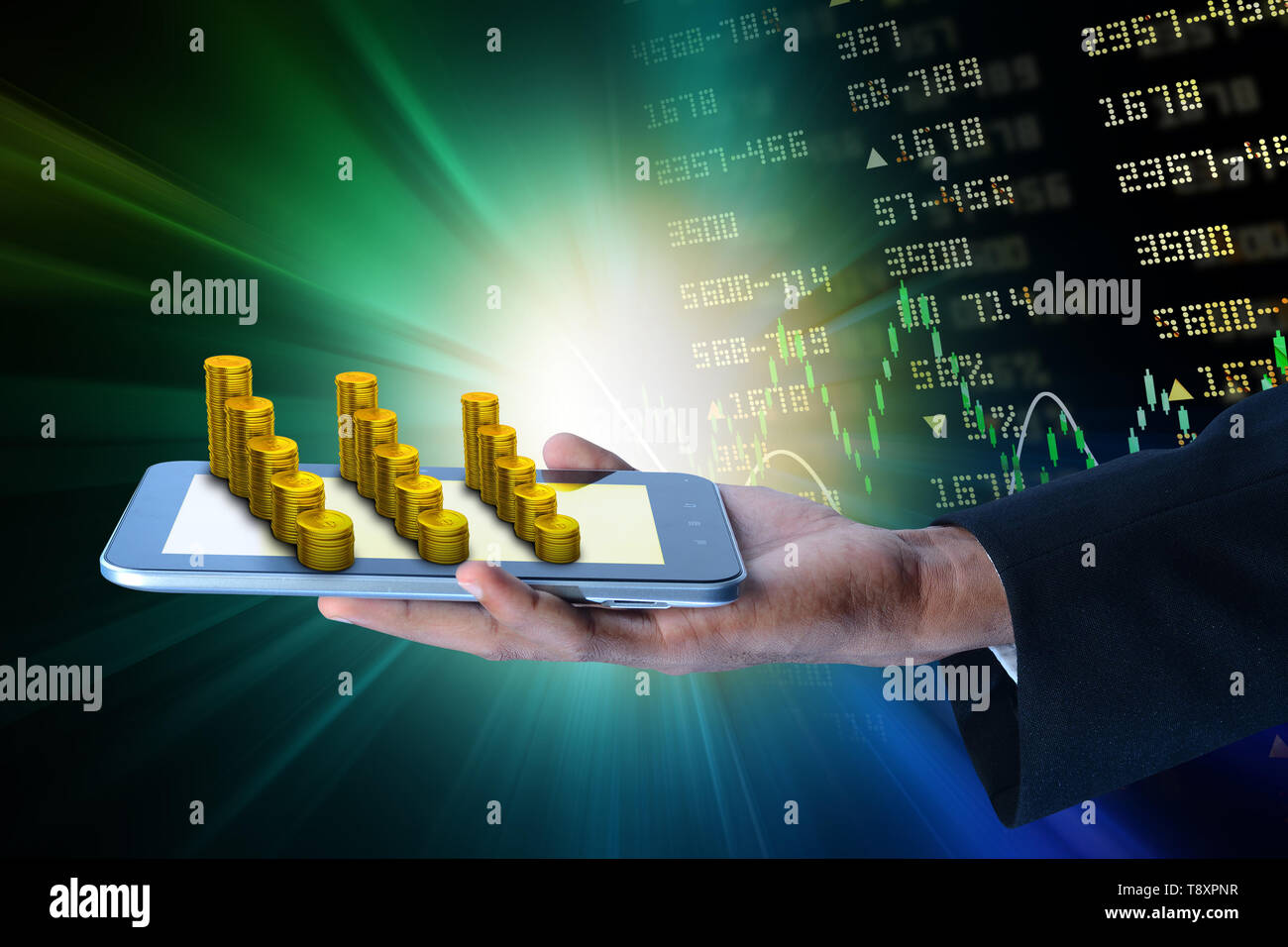 Mann zeigt Tablet-PC mit finanzieller Börsendaten Stockfoto