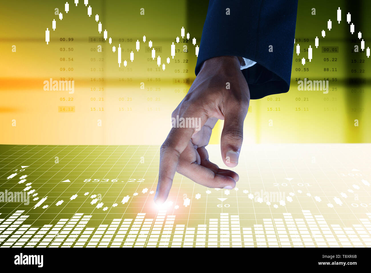 Business Mann das Berühren der Aktienkurs Stockfoto
