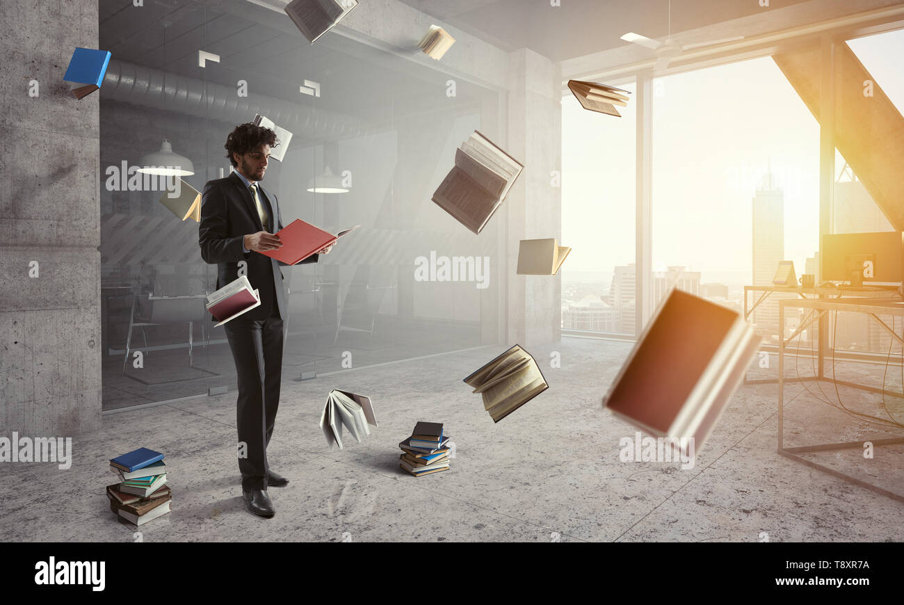 Junger Mann, ein Buch zu lesen. Mixed Media Stockfoto