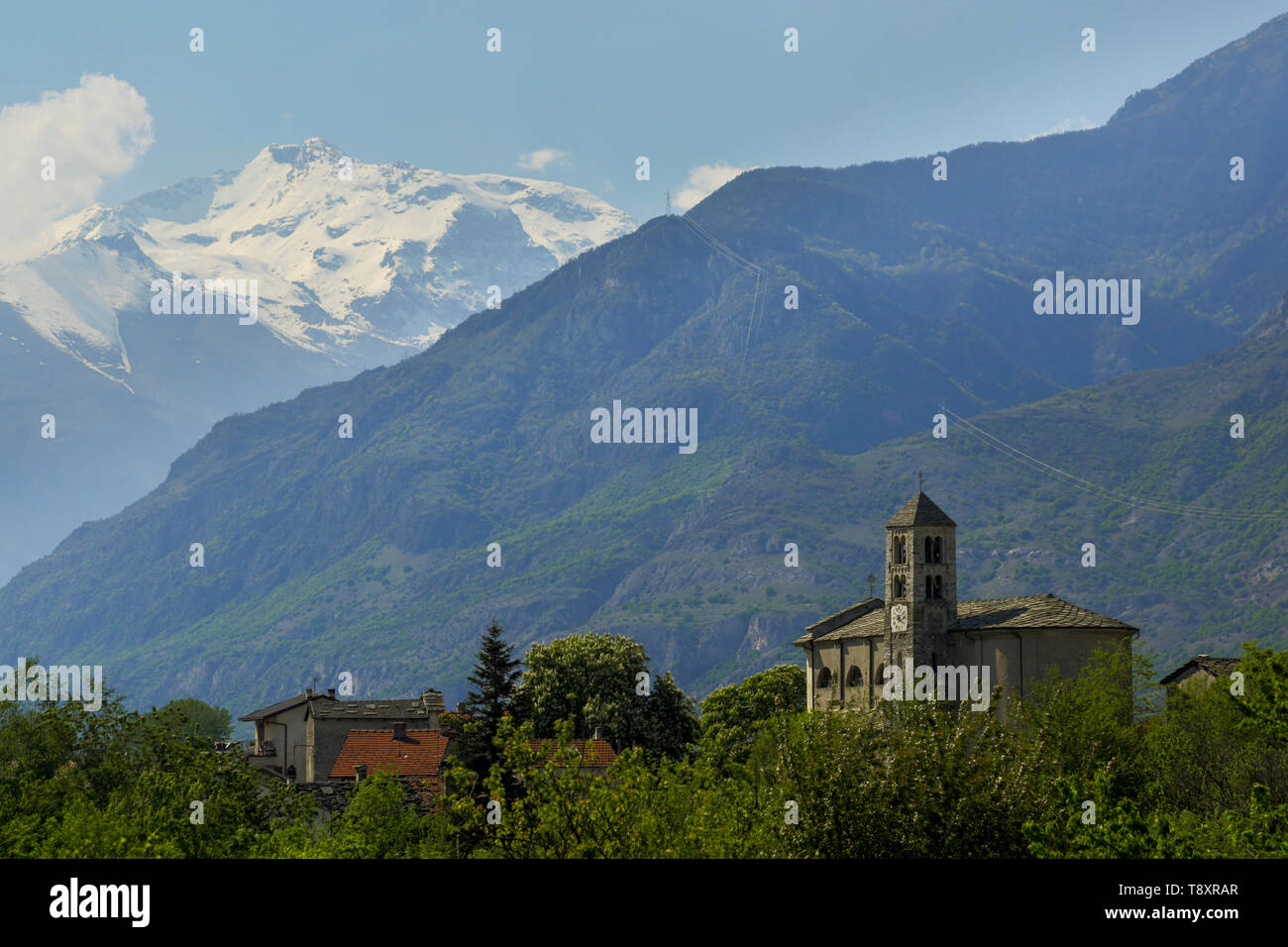 Isolierte Kirche im italienischen/französischen Alpen. Stockfoto