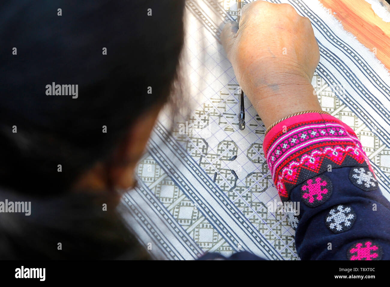 Nahaufnahme der hmong Bergvolk Kerzen Schriftform traditionellen Tücher Stockfoto