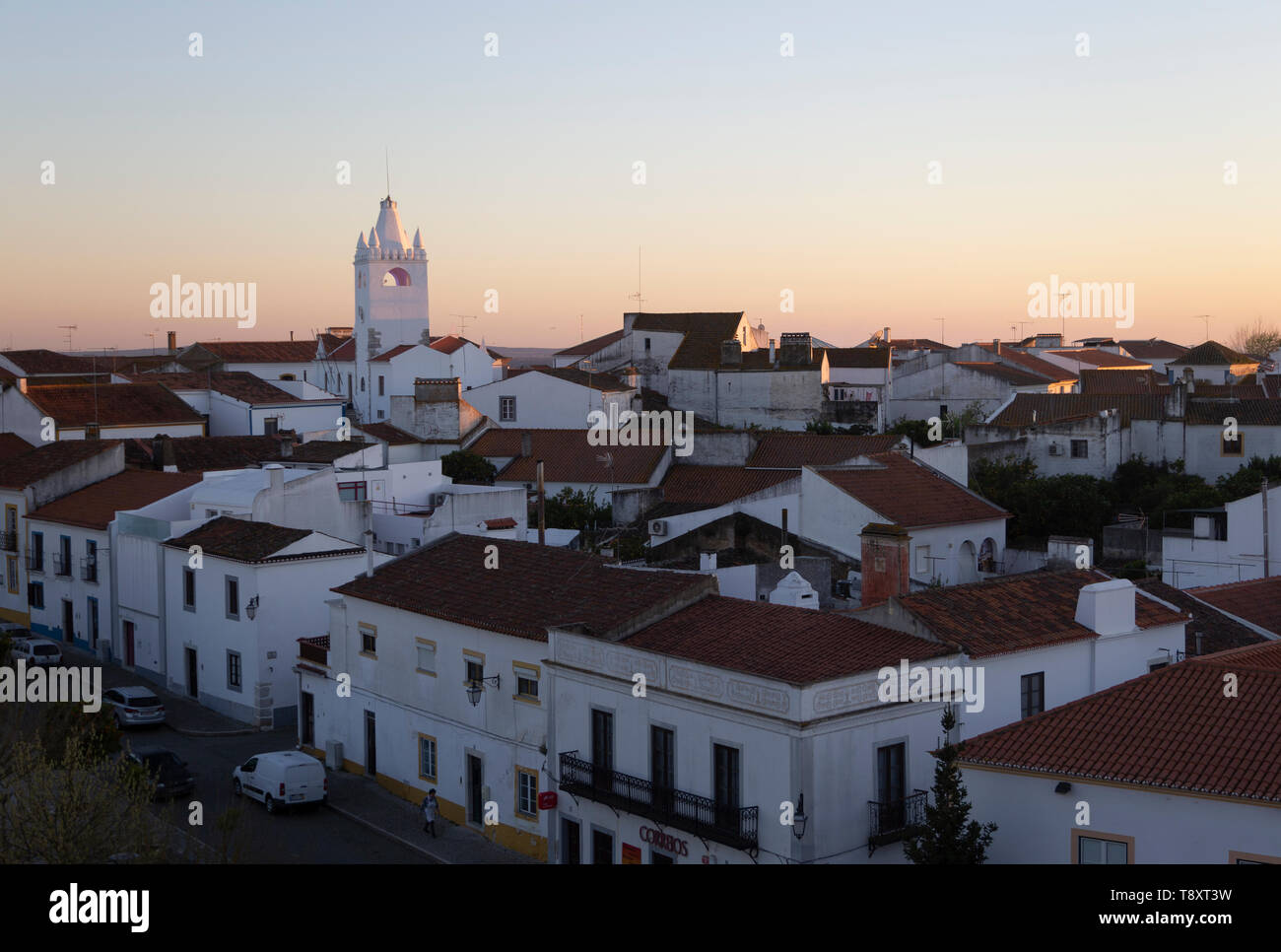 Blick über die Dächer der Gebäude im Dorf von Alvito, Distrikt Beja, Baixo Alentejo, Portugal, Südeuropa Stockfoto